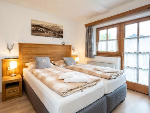 2 camas en una habitación con 2 ventanas en Luxurious Apartment in F rth with Pool en Piesendorf