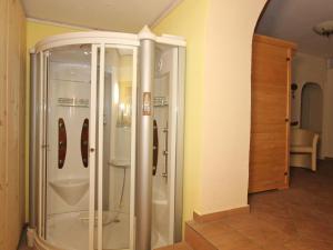 een badkamer met een douche en een toilet in een kamer bij Quaint Apartment in L ngenfeld with Sauna in Huben