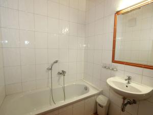 y baño con bañera, lavamanos y bañera. en Quaint Apartment in L ngenfeld with Sauna en Huben