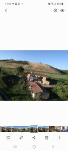 dwa zdjęcia domu na środku pola w obiekcie Molino della Tuoma w mieście San Quirico dʼOrcia