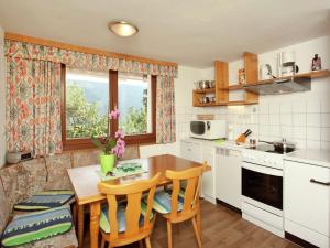 cocina con mesa, sillas y ventana en Apartment in Stuhlfelden with terrace, en Stuhlfelden