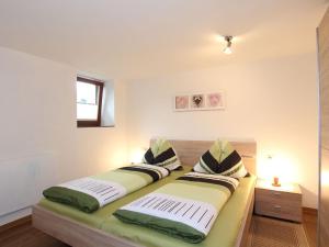 1 dormitorio con 2 camas y ventana en Apartment in Stuhlfelden with terrace, en Stuhlfelden
