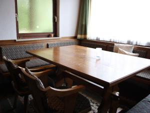una mesa de madera en una habitación con sillas en Spacious Chalet in Flachau with Sauna en Flachau