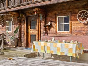 マトライ・イン・オストティロルにあるHoliday house in East Tyrol near ski areaの木造家屋前のテーブル