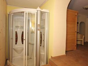 ein Bad mit einer Dusche und einem WC in einem Zimmer in der Unterkunft Cozy Apartment in L ngenfeld With Sauna in Huben