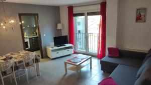 sala de estar con sofá y mesa en SUITEDREAMS - Feixa 41 en Andorra la Vella