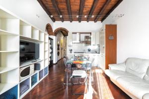 a living room with a table and a couch at Porta Romana & Bocconi Cosy Apartment in Milan