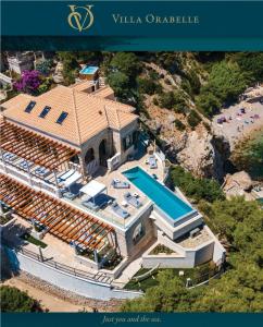 een luchtzicht op een huis met een zwembad bij Villa Orabelle in Dubrovnik