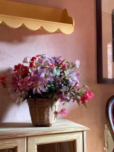 una cesta de flores sentada sobre una mesa en La Casa del Bosque, en Cabra de Mora