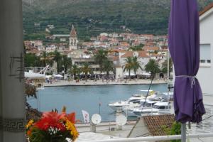 uitzicht op een jachthaven met boten in het water bij Villa Espero in Trogir