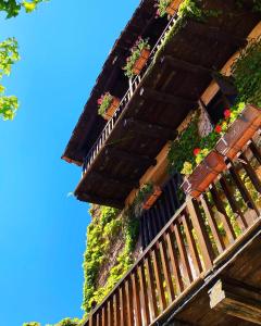 un edificio con cajas de flores en su lado en La Casa del Bosque, en Cabra de Mora