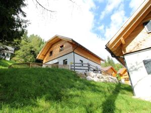 ein Haus mit einem Holzdach auf einem Hügel in der Unterkunft Chalet in Bad Kleinkirchheim with sauna in Bad Kleinkirchheim