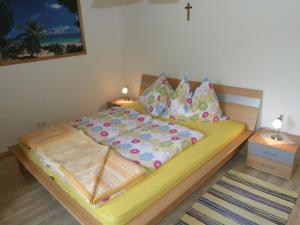1 dormitorio con 1 cama con una cruz en la pared en Modern holiday apartment in Rennweg am Katschberg, en Rennweg