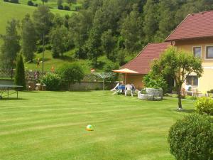 Vrt ispred objekta Apartment in Rennweg near Katschberg Ski Area