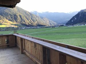 ヒパッハにあるSecluded Farmhouse in Tyrol near Ski Areaの野原と山々の景色を望むバルコニー