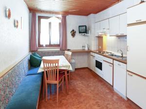 Holiday Home in Salzburg near Ski Area with Balcony tesisinde mutfak veya mini mutfak