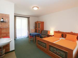 Holiday Home in Salzburg near Ski Area with Balcony tesisinde bir odada yatak veya yataklar