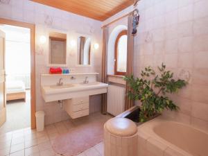 Kúpeľňa v ubytovaní Holiday Home near Ski Area with Balcony + 26 fotografií