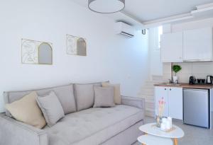 uma sala de estar com um sofá e uma cozinha em Terra Mare em Skala Potamias