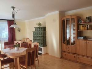 eine Küche und ein Esszimmer mit einem Tisch und Stühlen in der Unterkunft Holiday home in Altmelon in the Waldviertel near Vienna in Altmelon