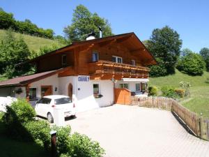 ブリクセン・イム・ターレにあるApartment with balcony in Brixen in Thale Tyrolの車が停まった家