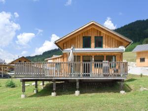 ホーエンタウアーンにあるWooden chalet in Hohentauern with saunaの大きな木造家屋(大きなデッキ付)