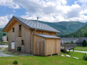 duży drewniany budynek z metalowym dachem w obiekcie Wooden chalet in Hohentauern with sauna w mieście Hohentauern