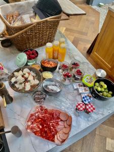 een tafel met veel verschillende soorten voedsel erop bij B&B Tholen in Tholen