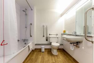La salle de bains est pourvue de toilettes, d'un lavabo et d'une douche. dans l'établissement Days Inn Hotel Fleet, à Fleet