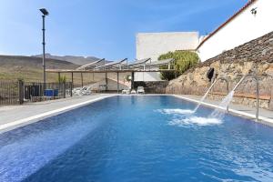 a swimming pool with a water fountain at Finca Los Quevedo - Los Corralillos in Agüimes