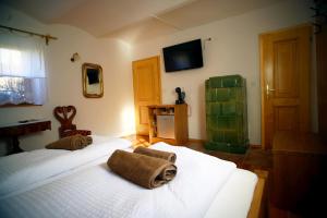 una camera con due letti e asciugamani di Sleeping in Village a Svečina