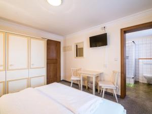 sypialnia z łóżkiem, stołem i krzesłami w obiekcie Apartment in Saalbach-Hinterglemm near ski area w Saalbach Hinterglemm +26 zdjęć