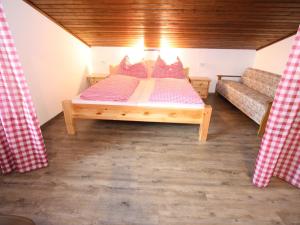 ヴァークラインにあるSpacious Apartment in Sankt Johann im Pongau with Gardenのベッドルーム1室(ベッド1台、ソファ付)