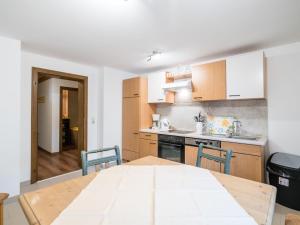 kuchnia ze stołem i krzesłami w pokoju w obiekcie Apartment in Saalbach-Hinterglemm near ski area w Saalbach Hinterglemm
