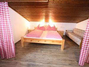 ヴァークラインにあるSpacious Apartment in Sankt Johann im Pongau with Gardenのベッド1台とソファが備わる小さな客室です。