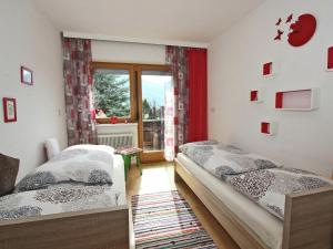 シュトゥンムにあるSpacious Apartment in Stumm Tyrol with Balconyの窓付きの部屋 ベッド2台