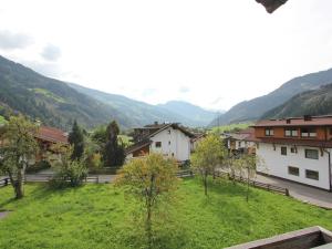 シュトゥンムにあるSpacious Apartment in Stumm Tyrol with Balconyの山を背景にした村の風景