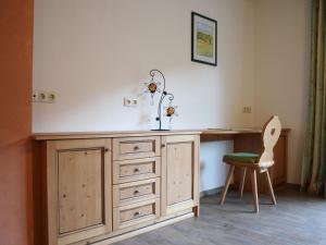 einen Schreibtisch mit Stuhl in einem Zimmer in der Unterkunft Cozy feel good holiday apartment in Leogang in Leogang