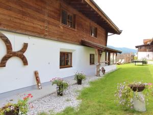 ein Haus mit Garten davor in der Unterkunft Cozy feel good holiday apartment in Leogang in Leogang