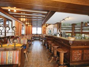 WinkleにあるSpacious Holiday Home in Solden with Saunaの木製のテーブルと椅子のあるバー付きのレストラン