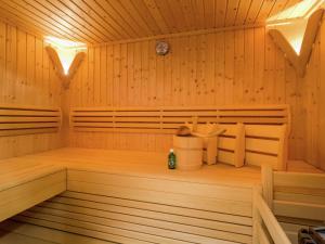 Elegant chalet with sauna in Mittersill Salzburg في هولرسباخ ام بنزغ: ساونا خشبية فارغة بداخلها زجاجة