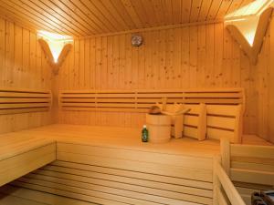 una sauna de madera vacía con una botella. en Elegant chalet with sauna in Mittersill Salzburg, en Hollersbach im Pinzgau