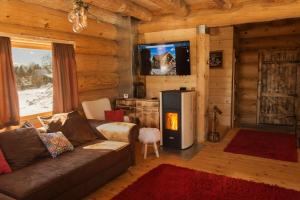 TV a/nebo společenská místnost v ubytování ECO HOUSES ART OF LIVING - Еко къщи изкуството да живееш