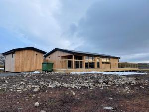 una grande casa in legno in mezzo a un campo di Dalamynni a Hólmavík