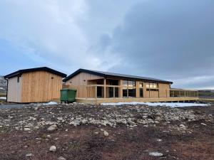 una gran casa de madera en medio de un campo en Dalamynni, en Hólmavík