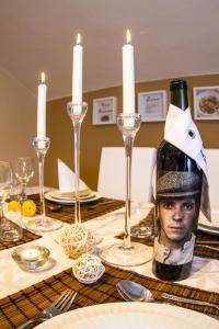 uma mesa com uma garrafa de vinho com uma cabeça em Chiemgau Appartement em Waging am See