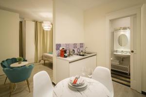 sala de estar con mesa y sillas y baño en Oisife Apartments, en Cagliari