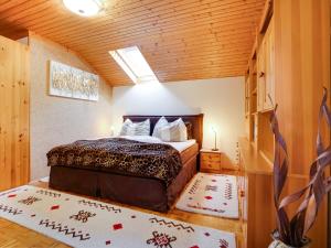 1 dormitorio con 1 cama y tragaluz en Apartment in Eberndorf Carinthia with sauna, en Eberndorf