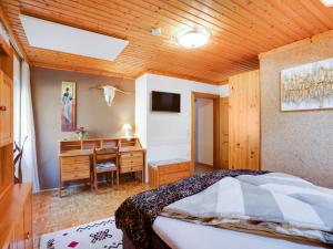 ein Schlafzimmer mit einem Bett und einem Schreibtisch in einem Zimmer in der Unterkunft Apartment in Eberndorf Carinthia with sauna in Eberndorf