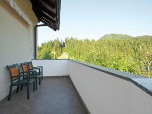 LungötzにあるApartment with terrace in Salzburgの山々の景色を望むバルコニー(椅子付)